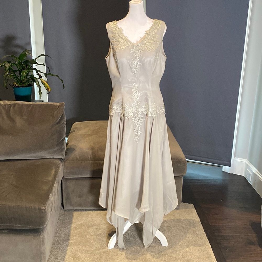 Women’s Gray Chiffon Dress Zip Back Party Mother of the Bride Size 10 **READ